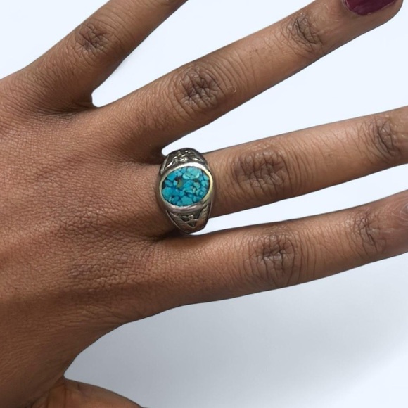 Vintage Genuine 1960s Silver and Turquoise Chunky Engraved Ring Size 8 - Picture 1 of 2